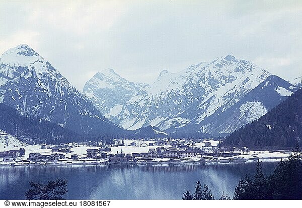 Blick auf Pertisau am Achensee  Feilkopf und Sonnjoch  Karwendel  Karwendelgebirge  Tirol  Österreich  See  Winter  winterlich  stimmungsvoll  Stimmung  Siebziger Jahre  70er Jahre  Europa