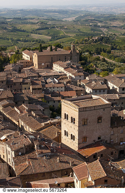 Blick auf San Gimignano mit der Kirche Chiesa di San Agostino,  Kirche des Hl. Augustin,  vom Turm Torre Grossa,  Toskana,  Italien,  Europa