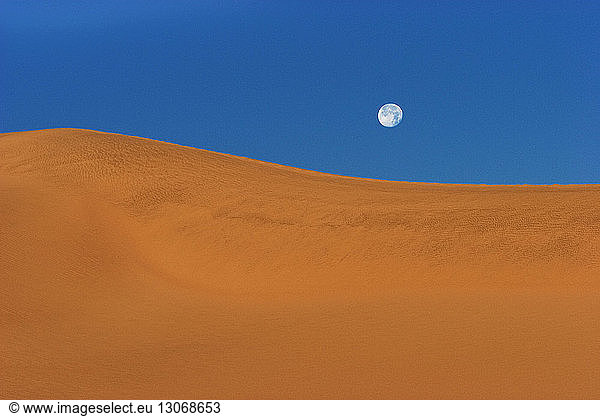 Blick auf Sanddünen bei klarem Himmel