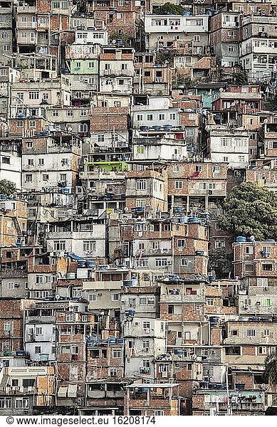 Blick auf schlechte Wohnverhältnisse in der Favela (Slum)  Cantagalo in der Nähe des Copacabana-Strandes  Rio de Janeiro  Brasilien  Südamerika