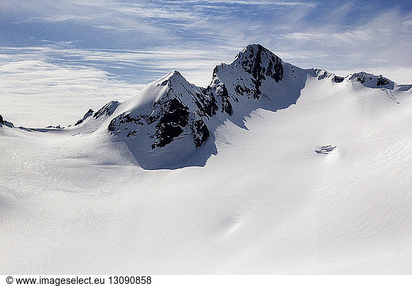 Blick auf schneebedeckte Berge