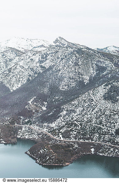 Blick auf schneebedeckte Berge  Provinz León  Spanien