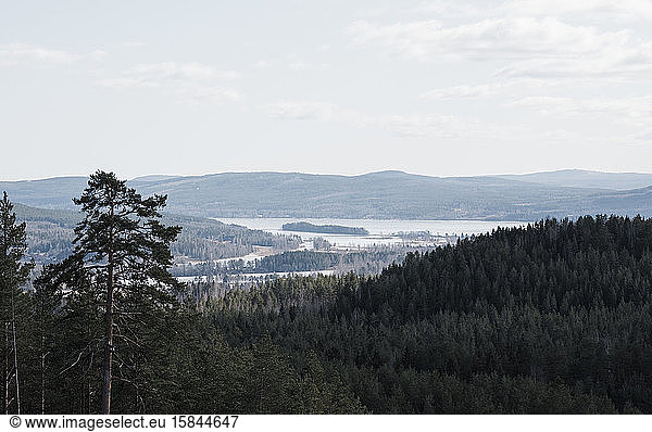Blick auf schwedische Berge und Seen
