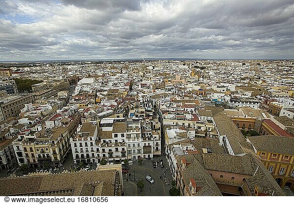 Blick auf Sevilla von der Kathedrale von Sevilla  Andalusien  Spanien  Europa.