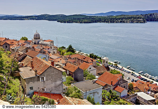 Blick auf Sibenik mit Kuppel der Kathedrale des Heiligen Jakob Katedrala svetog Jakova Mitteldalmatien Dalmatien Adriaküste Kroatien Europa ÖffentlicherGrund