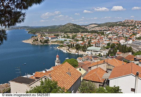 Blick auf Sibenik  Mitteldalmatien  Dalmatien  Adriaküste  Kroatien  Europa  ÖffentlicherGrund