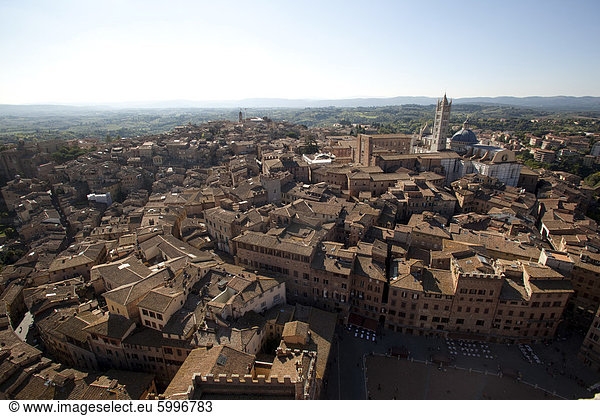Blick auf Siena Kathedrale aus dem Turm des Mangia  Siena  UNESCO Weltkulturerbe  Toskana  Italien  Europa