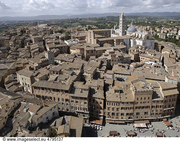 Blick auf Siena mit Kathedrale Santa Maria Assunta Siena Toskana Italien Europa