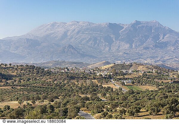 Blick auf Sivas. Panoramalandschaft von Süd Zentral Kreta. Im Hintergrund das riesige IDA Gebirge mit dem Psiloritis als höchster Erhebung. In den Ausläufern typische Landschaft mit Olivenhainen