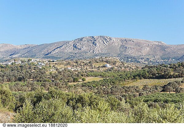 Blick auf Sivas. Panoramalandschaft von Süd Zentral Kreta. Im Hintergrund die Asterrusia Berge und das Dorf Listaros. In den Ausläufern die typisch griechische Landschaft mit Olivenhainen