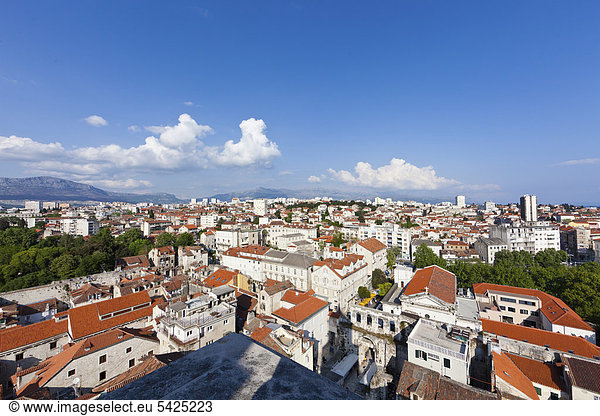 Blick auf Split von der Offenen Säulengalerie auf dem Campanile der Kathedrale von Split  Mitteldalmatien  Dalmatien  Adriaküste  Kroatien  Europa  ÖffentlicherGrund
