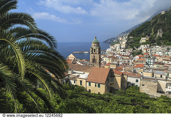 Blick auf Stadt und Küste  Amalfi  Amalfiküste (Costiera Amalfitana)  UNESCO-Weltkulturerbe  Kampanien  Italien  Mittelmeer  Europa