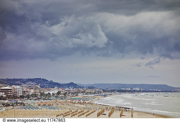 Blick auf Strand und Küste  Pescara  Abruzzen  Italien