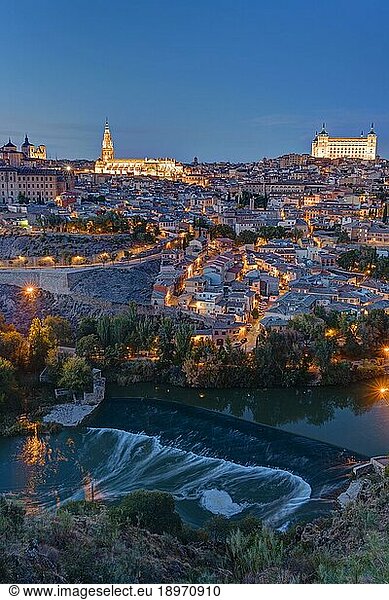 Blick auf Toledo in Spanien mit dem Fluss Tajo in der Dämmerung
