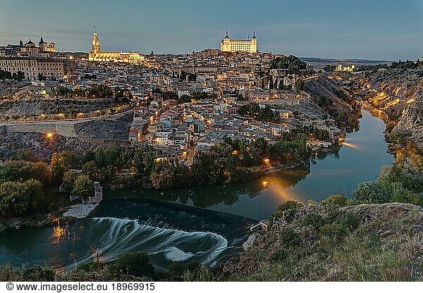 Blick auf Toledo in Spanien mit dem Tajo in der Dämmerung