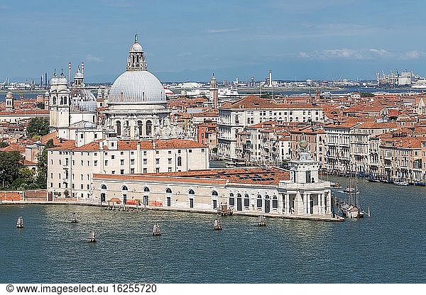 Blick auf Venedig mit Kirche Santa Maria della Salute und Museum Punta della Dogana  Venedig  Italien  Europa
