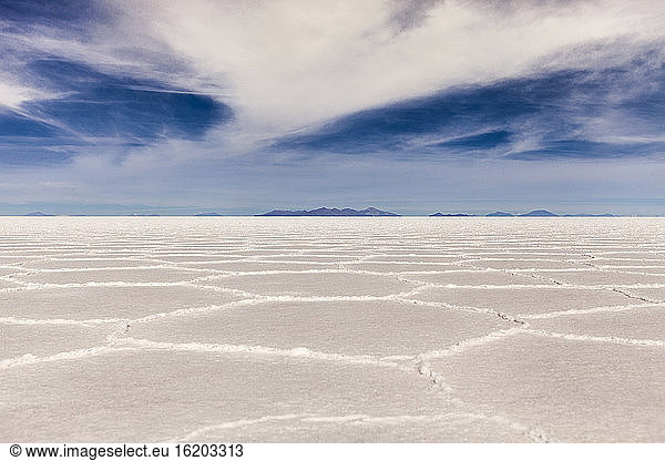 Blick auf weite weiße Salzebenen  Salar de Uyuni  Südliches Antiplano  Bolivien  Südamerika