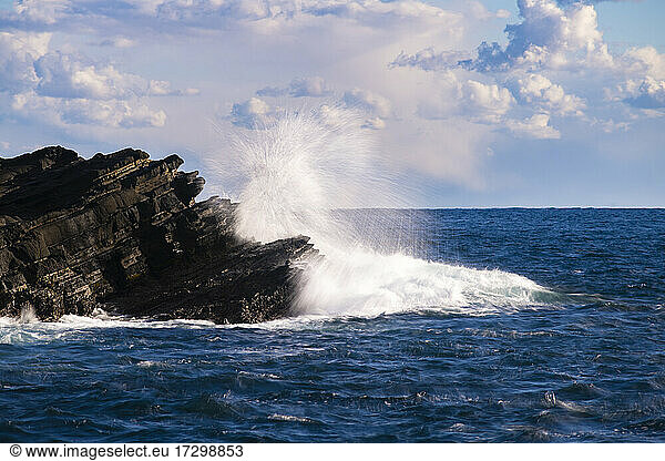 Blick auf Wellen  die auf einen Schornstein auf der Miura-Halbinsel  Japan  treffen