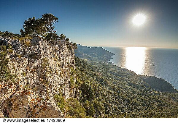 Blick auf Westküste von Mallorca  vorne Steilküste  Mallorca  Spanien  Europa