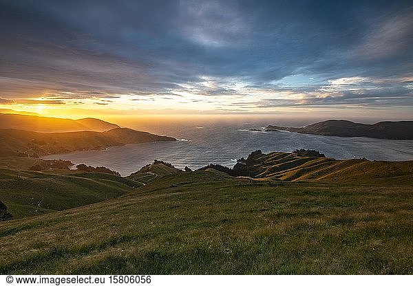 Blick auf Wiesen und felsige Küste bei Sonnenuntergang  French Pass  Marlborough-Region  Marlborough Sounds  Picton  Südinsel  Neuseeland  Ozeanien
