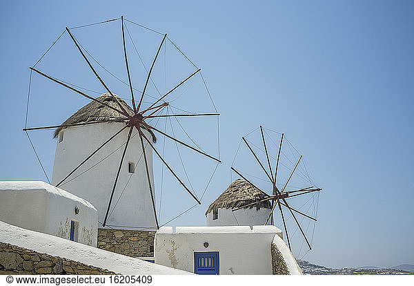 Blick auf zwei alte Windmühlen  Mykonos  Griechenland