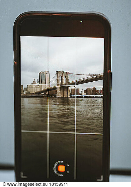 Blick aus dem Fenster Boot Telefon Brooklyn Brücke New York City Fluss
