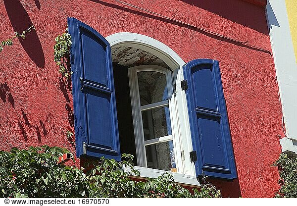 Blick aus dem Fenster eines traditionellen Hauses im Stadtzentrum von Cunda oder der sogenannten Alibey-Insel-Alibey Adasi  Ayvalik  Balikesir  Ägäis-Region  Türkei  Europa.