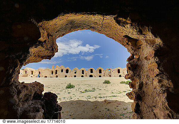 Blick aus dem Inneren eines Berber-Ksars; Tunesien  Nordafrika
