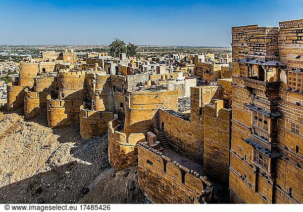 Blick aus dem Stadtpalast  Jaisalmer  eine exotische Stadt in der Wüste Thar  Jaisalmer  Rajasthan  Indien  Asien