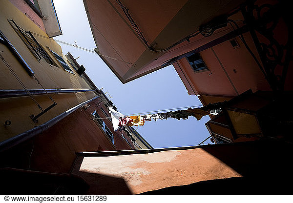 Blick aus der Froschperspektive auf die zum Trocknen aufgehängte Wäsche in Manarola  Cinque Terre  Italien