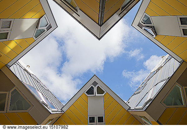 Blick aus der Froschperspektive auf ein kubisches Haus  Rotterdam  Niederlande