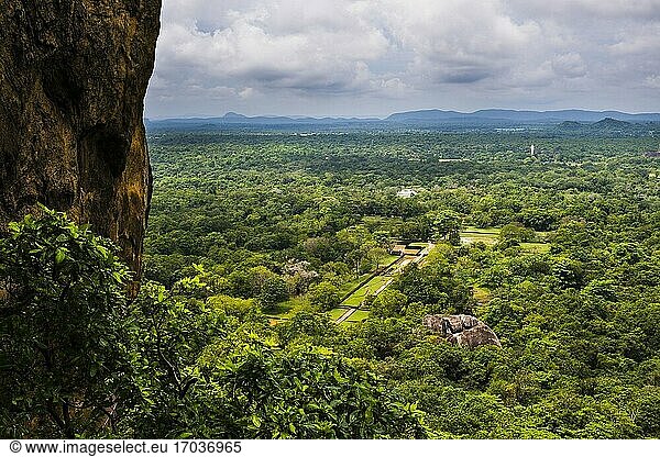 Blick aus der Vogelperspektive auf die königlichen Gärten der Felsenfestung Sigiriya  auch bekannt als Löwenfelsen  Sri Lanka