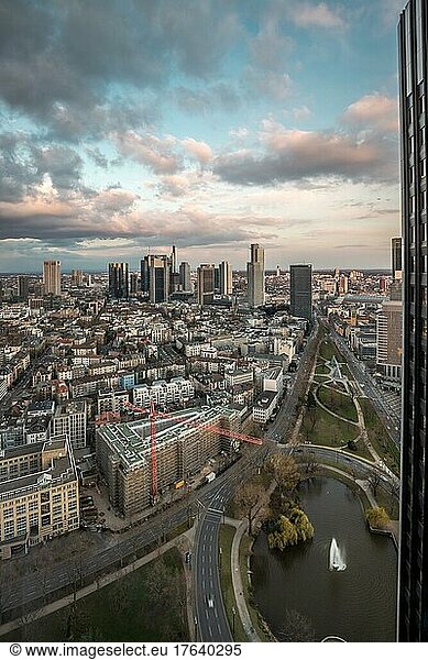 Blick aus einem Hochhaus  Fenster auf die Skyline einer Stadt am Tag  Marriott  Frankfurt  Hessen  Deutschland  Europa