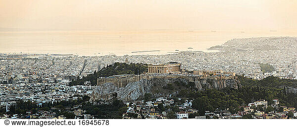 Blick über Athen und die Akropolis bei Sonnenuntergang vom Likavitos-Hügel  Region Attika  Griechenland