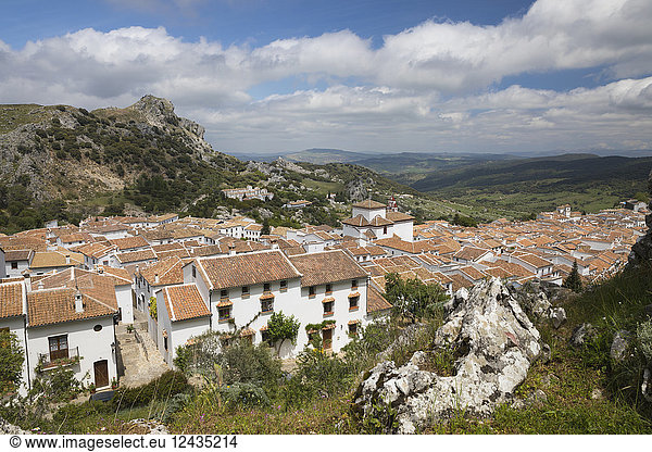 Blick über das andalusische weiße Dorf  Grazalema  Naturpark Sierra de Grazalema  Andalusien  Spanien  Europa