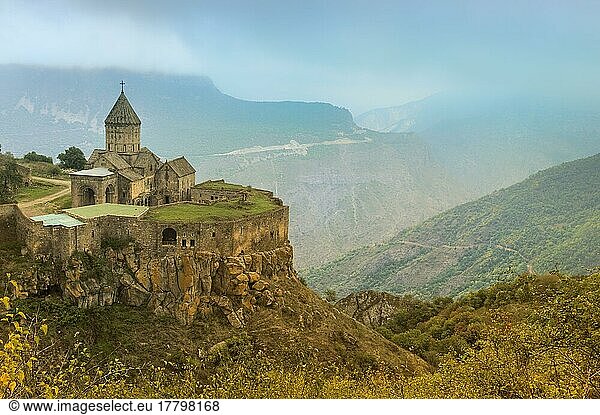 Blick über das armenisch-apostolische Kloster Tatev  umgeben von Bergen  Provinz Syunik  Armenien  Asien