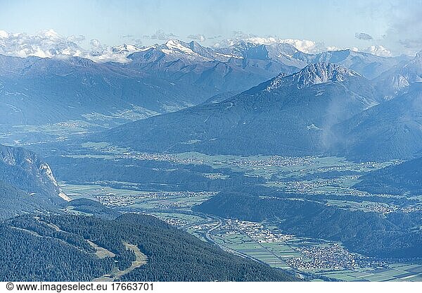 Blick über das Inntal mit Inn und Bergen  Ausblick auf Großvenediger  Tirol  Österreich