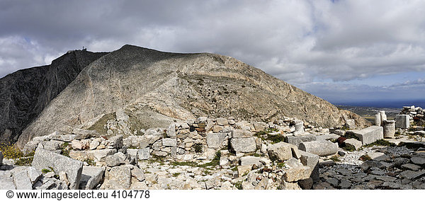 Blick über das Ruinenfeld auf dem Messa Vouno zum Profitis Ilias  Alt Thira  Santorin  Griechenland