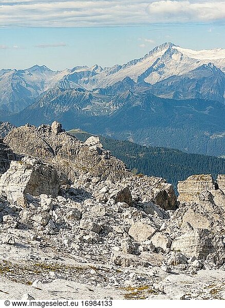 Blick über das Val Rendena auf den Monte Care Atlo in der Adamello-Gruppe. Die Brenta-Dolomiten  die zum UNESCO-Welterbe gehören. Europa  Italien  Trentino  Val Rendena.