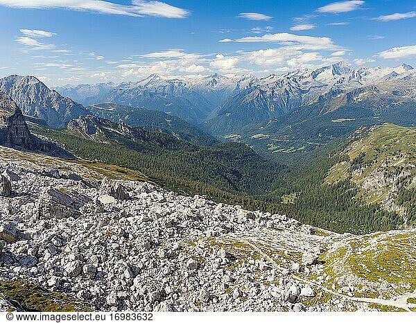 Blick über das Val Rendena auf die Adamello-Gruppe. Die Brenta-Dolomiten  die zum UNESCO-Welterbe gehören. Europa  Italien  Trentino  Val Rendena.