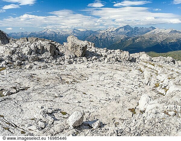 Blick über das Val Rendena auf die Adamello-Gruppe. Die Brenta-Dolomiten  die zum UNESCO-Welterbe gehören. Europa  Italien  Trentino  Val Rendena.