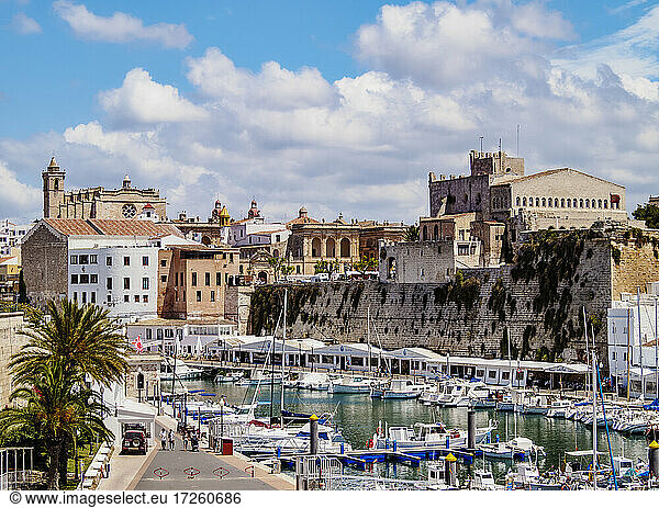 Blick über den Hafen auf die Kathedrale  Ciutadella  Menorca (Menorca)  Balearen  Spanien  Mittelmeer  Europa