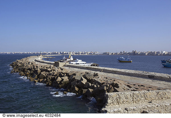 Blick über den Hafen von Alexandria  Ägypten  Afrika