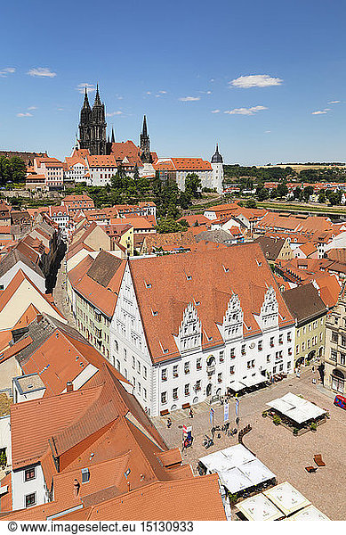 Blick über den Marktplatz mit Rathaus zum Dom und zur Albrechtsburg  Meißen  Sachsen  Deutschland  Europa