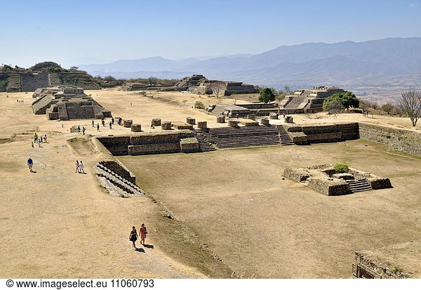 Blick über den Patio Hundido auf den südwestlichen Teil der Ausgrabungsstätte Monte Alban bei Oaxaca  Bundesstaat Oaxaca  Mexiko  Nordamerika
