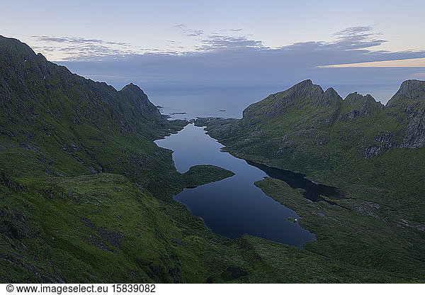 Blick über den See Ã...gvatn in Richtung des entfernten Dorfes Ã...  MoskenesÃ¸y  Lofoten Inseln  Norwegen