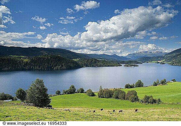 Blick über den See Slidrefjorden in der Nähe des norwegischen Dorfes Fagerness.