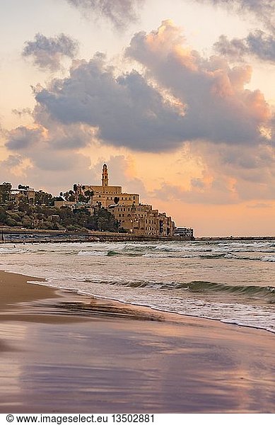 Blick über den Strand  Abendstimmung am Meer  Alma Beach  hinter Tel-Aviv-Jaffa  Altstadt  Tel Aviv  Israel  Asien