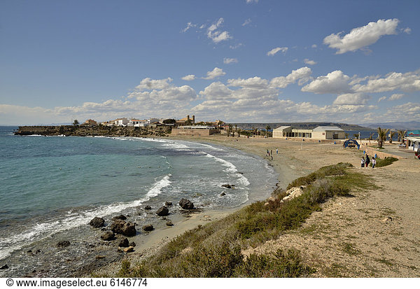 Blick über den Strand Playa Grande auf die Stadt Tabarca  Insel Tabarca  Isla de Tabarca  Costa Blanca  Spanien  Europa