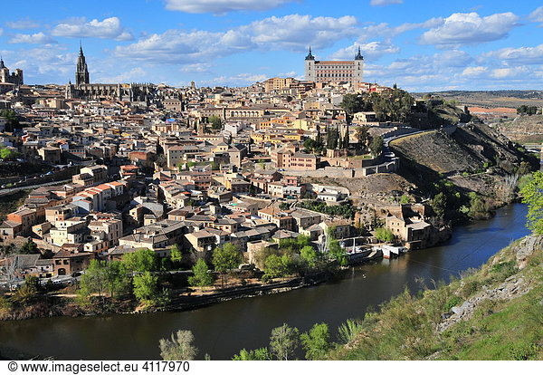 Blick über den Tajo auf die Altstadt von Toledo  Toledo  Spanien